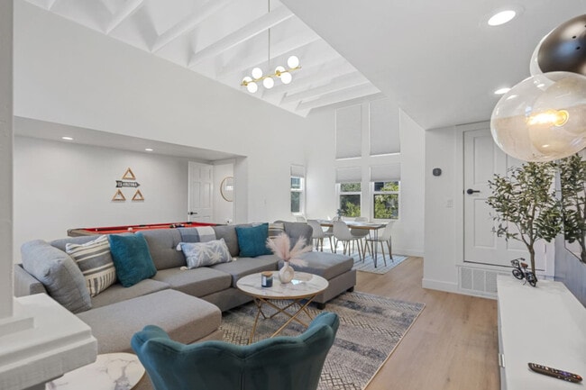 Building Photo - 909 E Camelback Rd