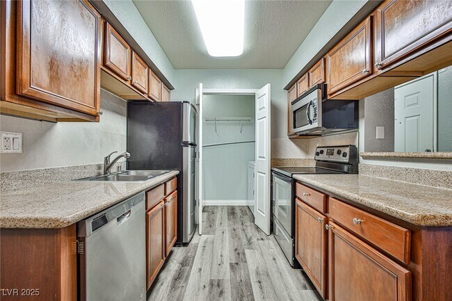 Building Photo - 3135 S Mojave Rd