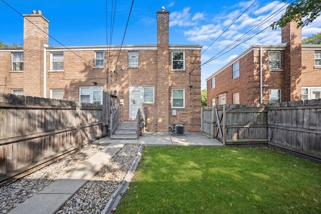 Building Photo - 1380 Wentworth Ave