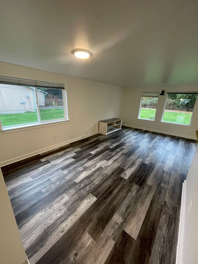 Building Photo - Charming 4-Bedroom with Open Floor Plan & ...