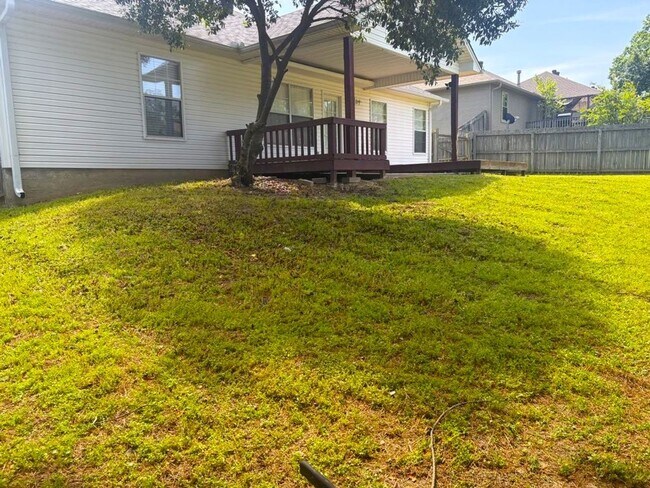 Building Photo - 2225 Redwood Dr