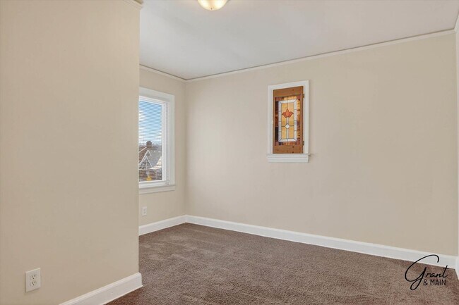 Building Photo - $1350 3 bedrooms