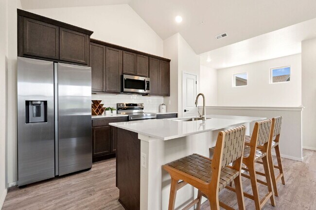 Building Photo - Newer 2bd condo in neighborhood w/ pool