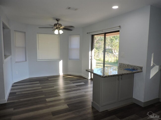 Building Photo - 526 Briarwood Dr