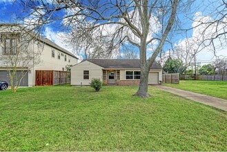 Building Photo - 4627 Maple St