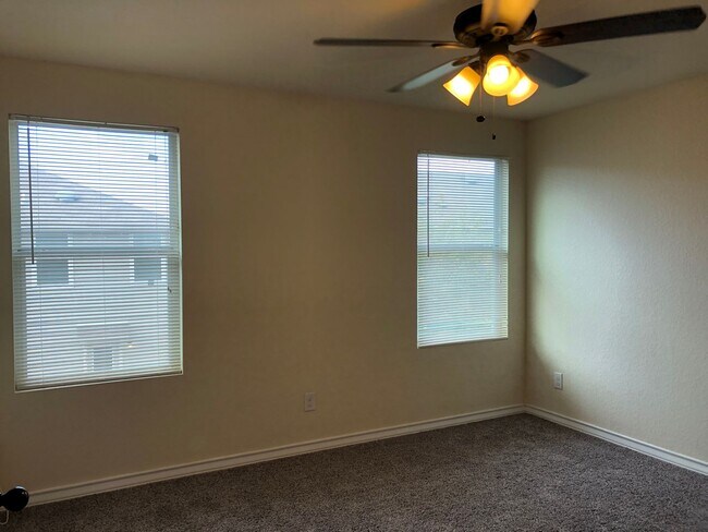 Building Photo - Town home for rent