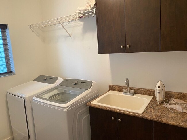 Building Photo - 5-Bedroom Home Located in Barkley Neighborhood