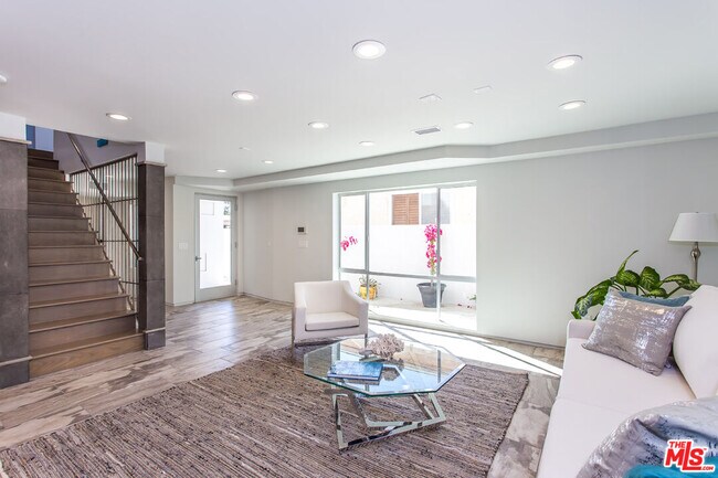 Building Photo - 615 6th Ave