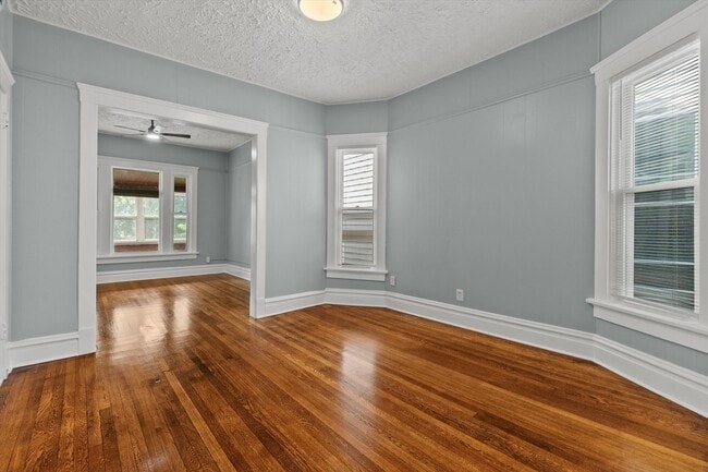 Building Photo - 820 E 89th Pl