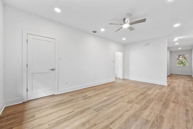 Building Photo - Top of the line House in West Campus for A...