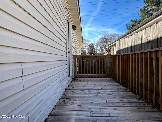 Building Photo - 323 Tokay Dr