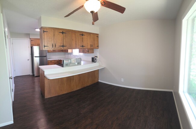 Building Photo - Hen-269