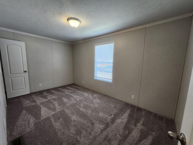 Building Photo - 220 Maple