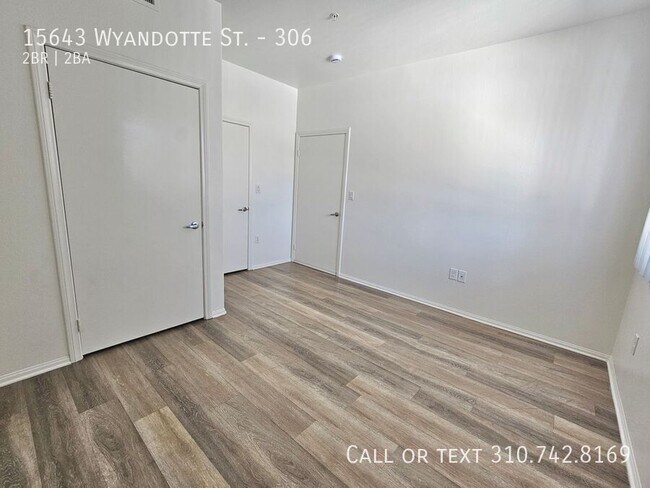 Building Photo - 15643 Wyandotte St