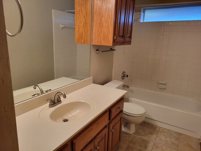 2nd bathroom - 921 Blue Ridge Dr