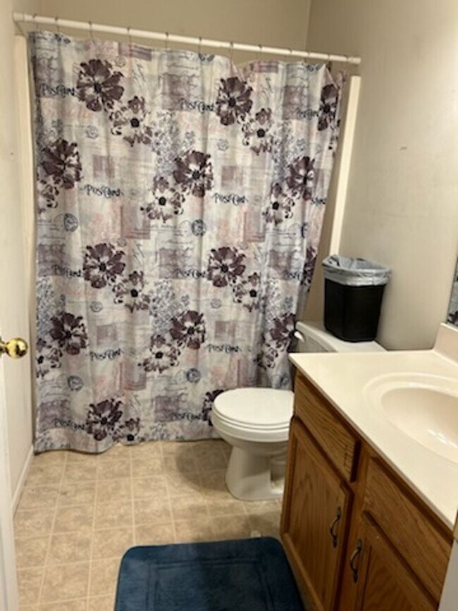 Building Photo - 3BR/2BA with neighborhood pool included!