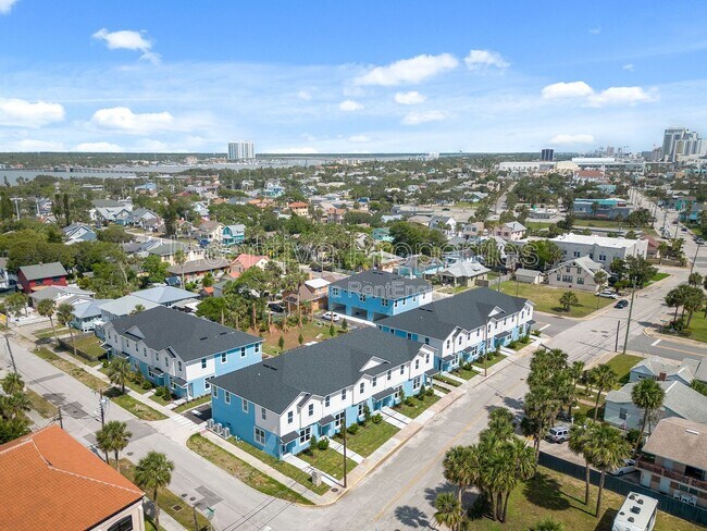 Building Photo - 438 Goodall Ave