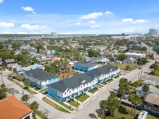 Building Photo - 550 S Grandview Ave