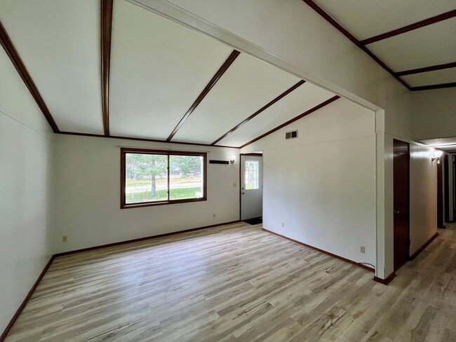 Building Photo - 3 Bed 1 Bath in Rhinelander on the water!