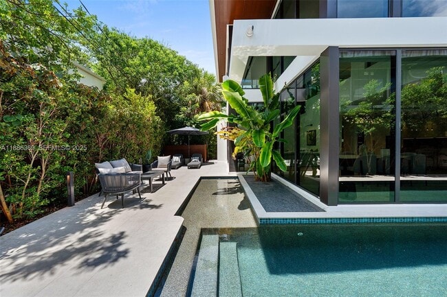 Building Photo - 3306 NE 16th St