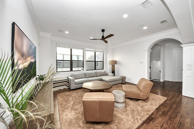 Building Photo - 916 W 20th St