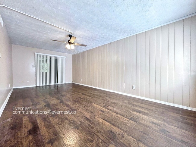 Building Photo - 925 Pine Oak Trl