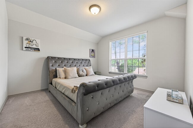 Building Photo - 6 Log House Ct