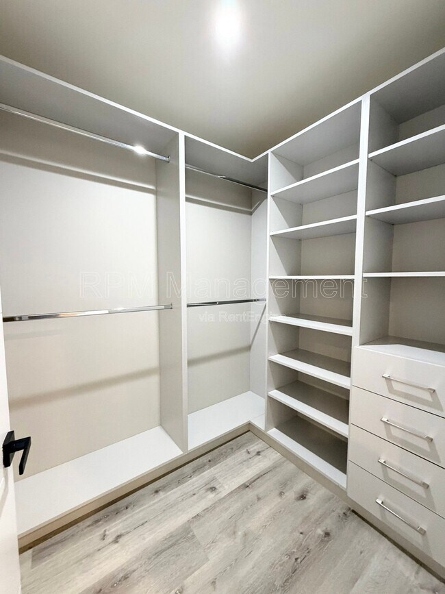 Building Photo - 5923 Laurel Canyon Blvd