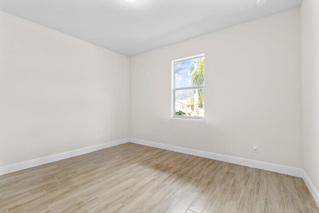 Building Photo - 1150 SE Sabina Ln
