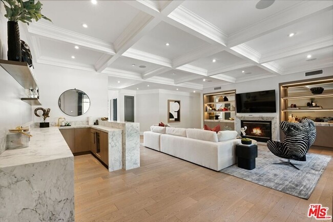 Building Photo - 506 N Rexford Dr