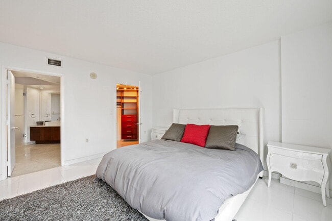 Building Photo - 200 Sunny Isles Blvd