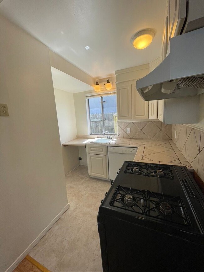 Building Photo - 6775 Pasado Rd