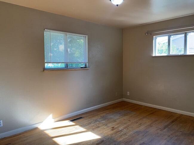 Building Photo - STUDENTS WELCOME! 5 Bed 2 Bath Ranch House w/ Basement