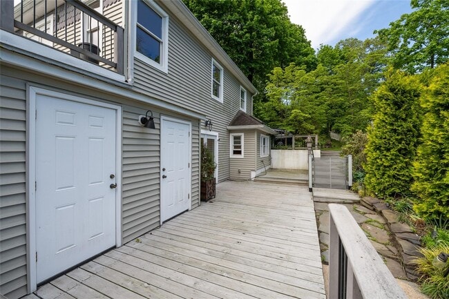 Building Photo - 32 Crescent Dr