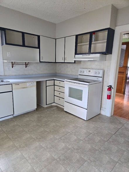 Building Photo - 252 S Oak St