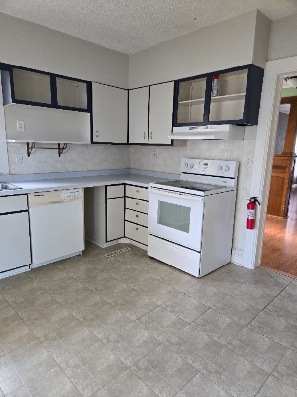 Building Photo - 252 S Oak St