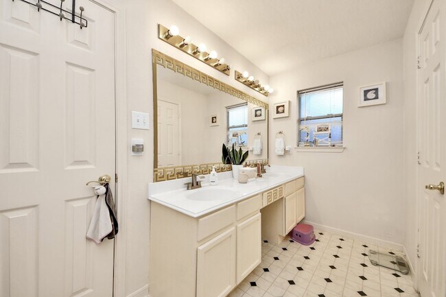 Building Photo - 1611 Bob White