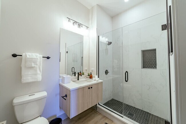 Building Photo - 1954 W North Ave