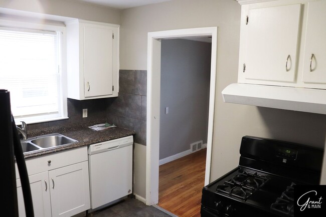 Building Photo - Spacious 3 Bedroom - 1 Bath - Redford - $1...
