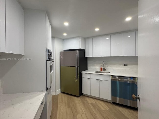 Building Photo - 825 Brickell Bay Dr