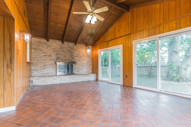 Building Photo - 9702 Bellevue Dr