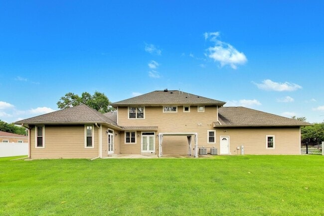 Building Photo - 2311 N Arlington Heights Rd
