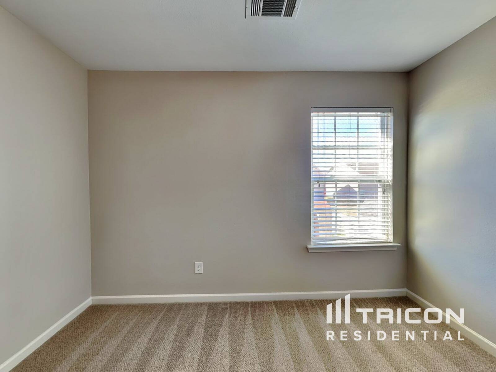 Building Photo - 2831 Village Center Dr