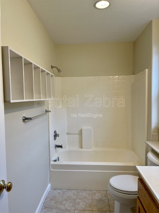 Building Photo - 2062 Red Oak Cir