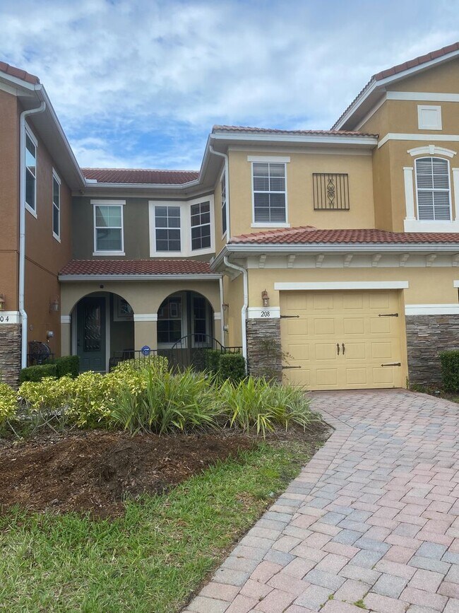 Building Photo - Townhome in Gated Community in the heart of Oviedo