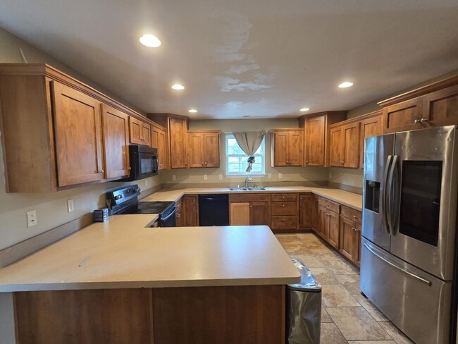 Building Photo - Large family corner lot home for rent!