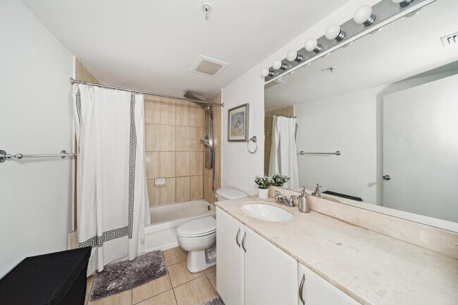 Building Photo - 1750 N Bayshore Dr