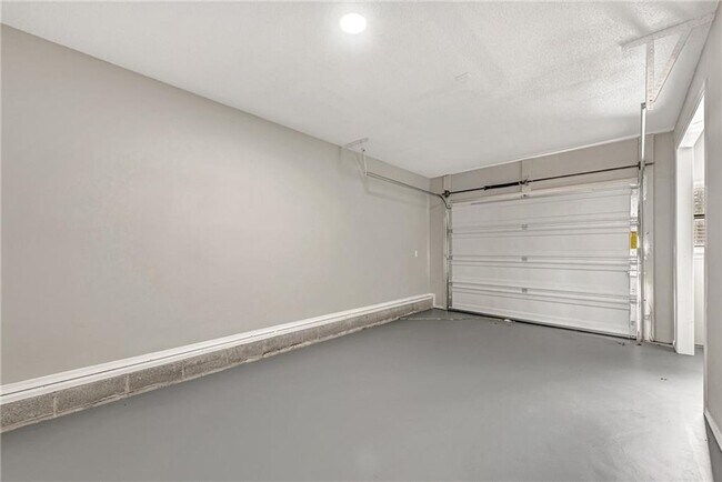 Building Photo - Updated 2 Bed 2 Bath Townhome located in East Fayetteville. Pool access included!