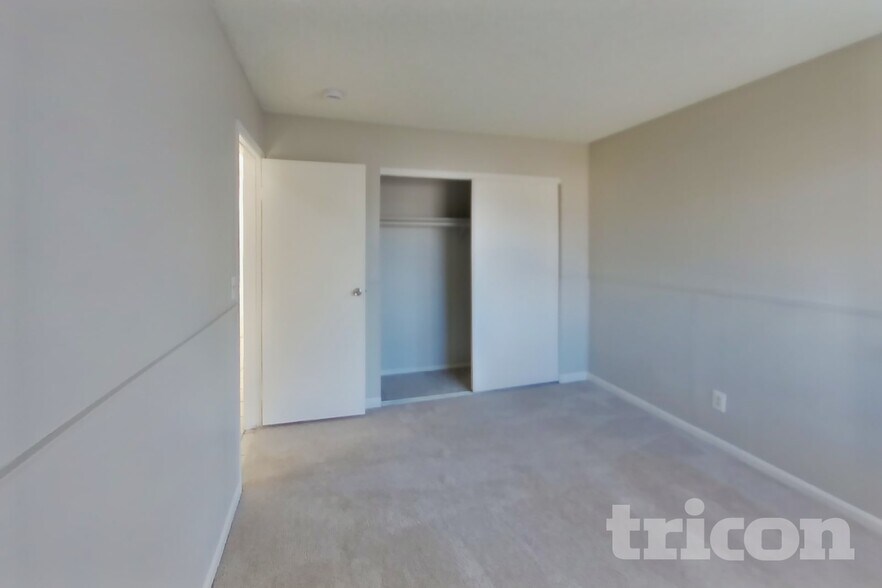 Building Photo - 5429 Requa Ave