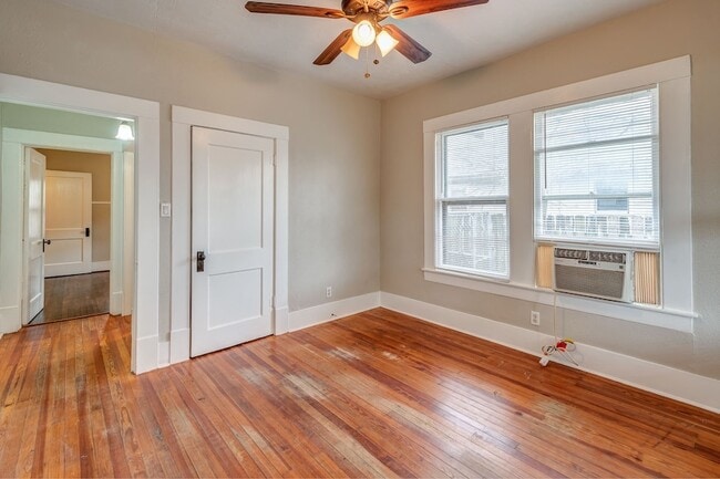 Building Photo - 115 Goldenrod St